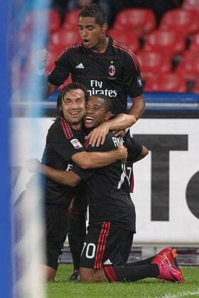 SSC Neapel (blau) - AC Mailand (schwarz): Torjubel Robinho (R), Andrea Pirlo (L) und Kevin-Prince Boateng (hi.) 