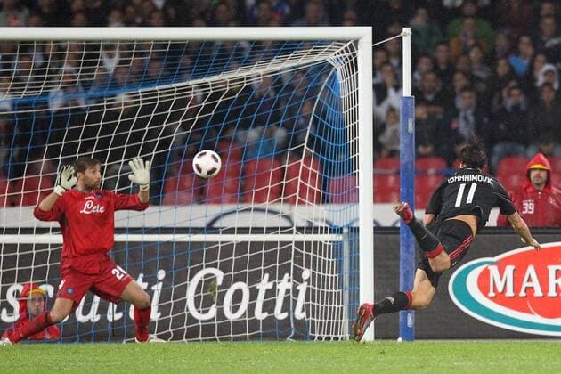 SSC Neapel (blau) - AC Mailand (schwarz): Tor durch Zlatan Ibrahimovic gegen Torwart Morgan De Sanctis (Neapel) 