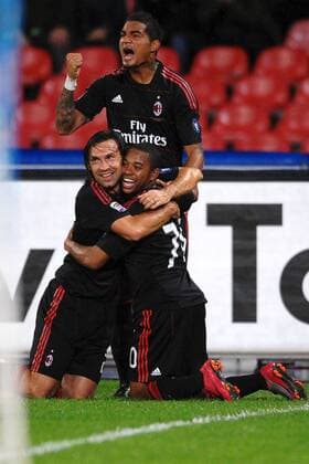 Torjubel Milan v.li.: Andrea Pirlo, Kevin Prince Boateng (hi.) und Torschütze ROBINHO - SSC Neapel (blau) vs AC Mailand (schwarz) ANDREAXSTACCIOLI