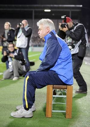 Trainer Bert EHM (Hamburg) pustet vor dem Spiel durch, Fussball DFB-Pokal, 2.Runde, SC Victoria Hamburg - VfL Wolfsburg 1:3, am 26.10.2010 in Hamburg, saison1011, 2010 2011,