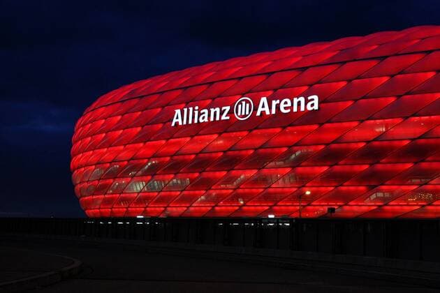 Rot beleuchtete Allianz-Arena des FC Bayern - 