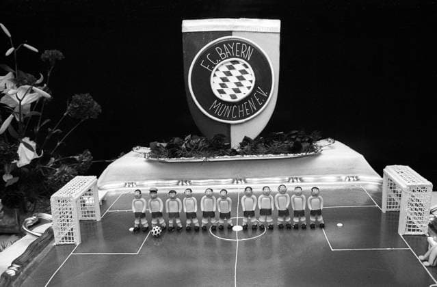 Fußballspiel aus Süßwaren während des Empfangs des FC Bayern München bei der Münchner Abendzeitung AZ Fußball 1. BL Herren Saison 1966 1967, FC Bayern München, Empfang, Bankett, Feier, Fest, AZ, Münchner Abendzeitung Einzelbild München