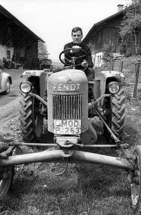 Franz Roth (Deutschland FC Bayern München) mit dem Fendt Traktor auf dem elterlichen Bauernhof in Hausen im Allgäu Fußball 1. BL Herren Saison 1966 1967, FC Bayern München, Fotoshooting, Fotostory, Homestory, privat Einzelbild Hausen, Allgäu