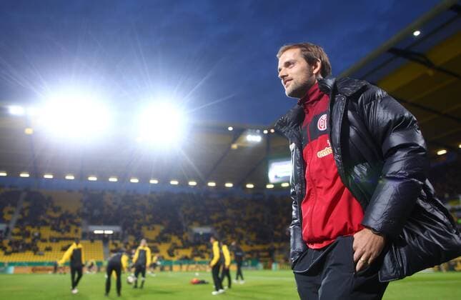 27.10.2010, Aachen, Deutschland, Fussball DFB Pokal, 2.Hauptrunde, Alemannia Aachen - FSV Mainz 05, Der Mainzer Trainer Thomas Tuchel o0 Gegenlicht, Flutlicht