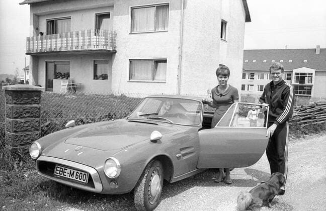 Torwart Sepp Maier (Deutschland FC Bayern München) mit Frau Agnes, Hund Waldl und seinem Fiat GT1500 Fußball 1. BL Herren Saison 1966 1967, FC Bayern München, Fotoshooting, Fotostory, Homestory, privat, Gruppe
