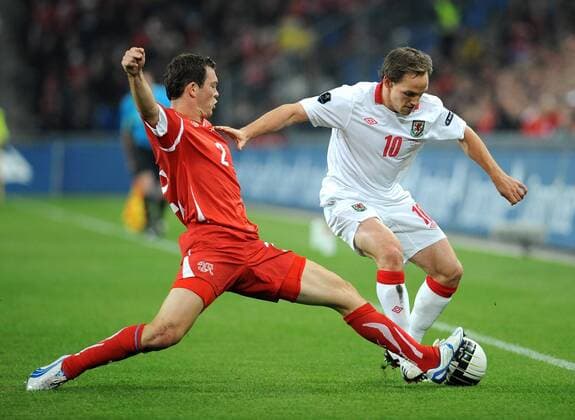 FUSSBALL INTERNATIONAL EM 2012-Qualifikation Gruppe A 12.10.2010 Schweiz - Wales --- Stephan LICHTSTEINER (li, Schweiz) gegen David Vaughan (re, Wales) 