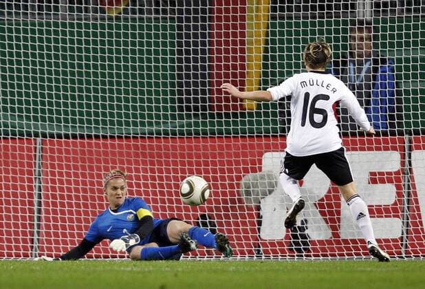Fussball, Länderspiel, Frauen, Deutschland vs. Australien, Martina Müller (GER, re), Melissa Barbieri (AUS, li)