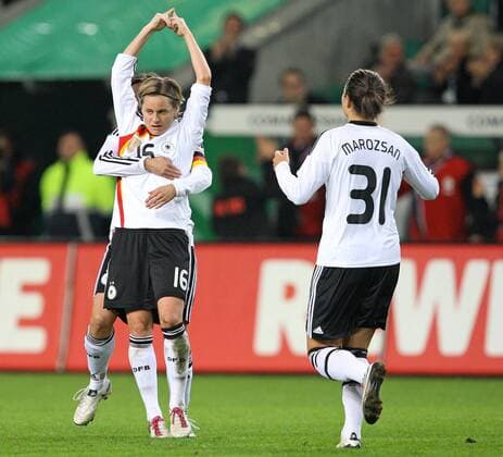 28.10.2010, Frauen-Fussball Deutschland - Australien, in Wolfsburg. Jubel Deutschland zum 2:1 , v.l. Melanie Behringer (Deutschland) , Torschütze Martina Müller (Deutschland) , Dzsenifer Marozsan (Deutschland)