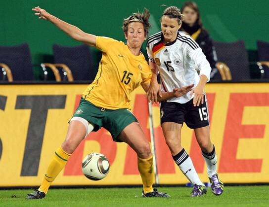 28.10.2010, Frauen-Fussball Deutschland - Australien, in Wolfsburg. v.l. Sally Shipard (Australien) , Sonja Fuss (Deutschland)