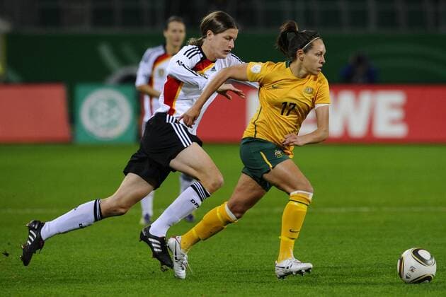 Frauen-Länderspiel Deutschland - Australien am 28.10.2010 in Wolfsburg --- Kerstin Garefrekes ( Deutschland ), links - Kyah Simon ( Australien ), rechts