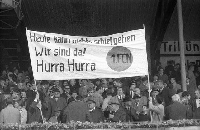 Nürnberger Fans feuern beim Auswärtsspiel in München mit einem Plakat an: Heute kann nichts schiefgehen. Wir sind da! Hurra Hurra Fußball 1. BL Herren Saison 1967 1968, 1. FC Nürnberg Totale München