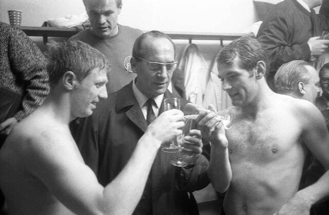 Kabinenfeier Nürnberg nach dem vorzeitigen Gewinn der deutschen Meisterschaft 1967 1968, v. li.: Franz Brungs, Trainer Max Merkel und Georg Volkert Fußball 1. BL Herren Saison 1967 1968, 1. FC Nürnberg Gruppe München Freude,