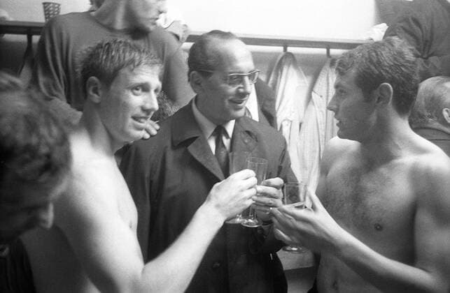 Fußball, 1. FC Nürnberg, Deutscher Meister 1968 Kabinenfeier Nürnberg nach dem vorzeitigen Gewinn der deutschen Meisterschaft 1967 1968, v. li.: Franz Brungs, Trainer Max Merkel und Georg Volkert Fußball 1. BL Herren Saison 1967 1968, 1. FC Nürnberg Gruppe München Freude, Begeisterung,