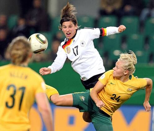 28.10.2010, Frauen-Fussball in Wolfsburg. v.l. Ariane Hingst (Deutschland) , Tameka Butt (Australien)