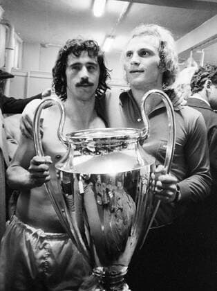 Gerd MÜLLER (L) und Uli HOENESS mit dem Pokal der Landesmeister, nach dem Finalsieg des FC Bayern München gegen Atletico Madrid (4:0) im Jahr 1974. o0 Europapokal der Landesmeister, Finale, 1973 1974, Sieg, Sieger, Feier, Kabine