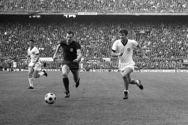 Pierino Prati (AC Mailand, re.) gegen Franz Beckenbauer (Bayern) Fußball EC 2 Herren Europapokal der Pokalsieger 1967 1968, AC Mailand - FC Bayern München 2:0 Gruppe Mailand Dynamik, Kampf,