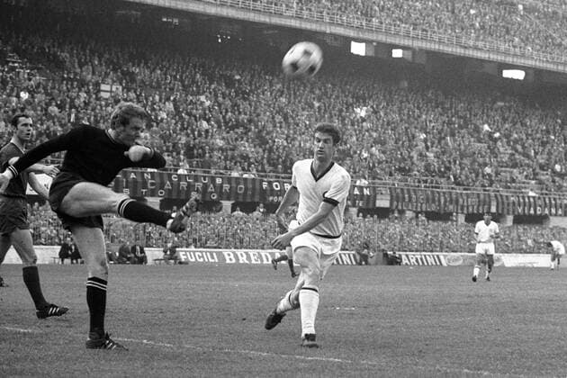 Angelo Sormani (AC Mailand, re.) gegen Torwart Sepp Maier (Bayern) Fußball EC 2 Herren Europapokal der Pokalsieger 1967 1968, AC Mailand - FC Bayern München 2:0 Gruppe Mailand Dynamik, Abwehr,