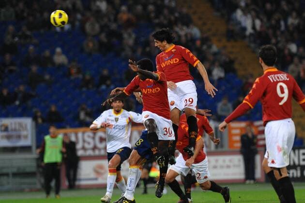 Nicolas Burdisso (Roma, obenauf) erzielt das 1:0 - AS Rom vs. US Lecce AntoniettaXBaldassarre o0 Tor