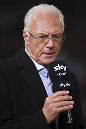 TV-Experte Franz Beckenbauer (Deutschland) - FC Schalke 04 (blau) vs. Bayer 04 Leverkusen (schwarz)