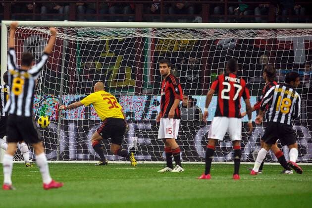 Fabio QUAGLIARELLA (re.) erzielt gegen Torwart Christian Abbiati (Mailand) das Tor zum 0:1 - Serie A 2010 2011 AC Mailand (rot) vs. Juventus Turin (weiß) - ANDREAXSTACCIOLI o0 Juve