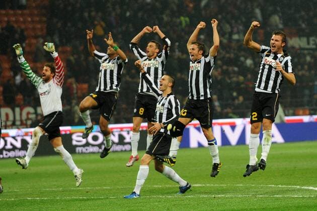 Jubel von Juventus, v.re.: Marco Motta, Alessandro DEL PIERO, Leonardo Bonucci, Claudio Marchisio und Torwart Marco Storari (re.) - Serie A 2010 2011 AC Mailand (rot) vs. Juventus Turin (weiß) - ANDREAXSTACCIOLI o0 Juve Jubel Freude