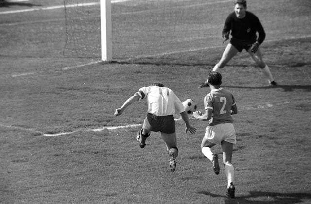 Gert Charly Dörfel (HSV, li.) zieht ab, hi. Torwart Petar Radi Radenkovic (1860) Fußball 1. BL Herren Saison 1967 1968, TSV 1860 München - Hamburger SV 0:1, Hamburg, HSV Totale München Dynamik,