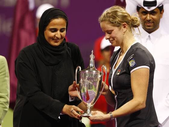 WTA Championships 2010 in Doha Qatar , internationales WTA TennisTurnier, WM, Damen Tennis, Finale,Endspiel:Siegerehrung, Sheikha Al Mayassa (L), Tochter des Emir von Qatar, uebergibt Pokal an Kim Clijsters (BEL),