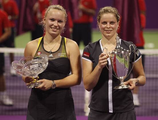 WTA Championships 2010 in Doha Qatar , internationales WTA TennisTurnier, WM, Damen Tennis, Finale,Endspiel:Siegerehrung, v.li.: Finalistin Caroline Wozniacki (DÄNEMARK) und die Siegerin Kim Clijsters (BEL) mit Pokal, Weltmeister