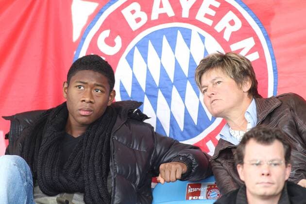 David Alaba FC Bayern München und Frauenfussballabteilungsleiterin Karin Danner (FC Bayern München) verfolgen das Spiel Frauenfussball 1. BL 30.10.2010 Aschheim b. München FC Bayern München (Rot) - 1. FFC Frankfurt (Schwarz) o0 privat