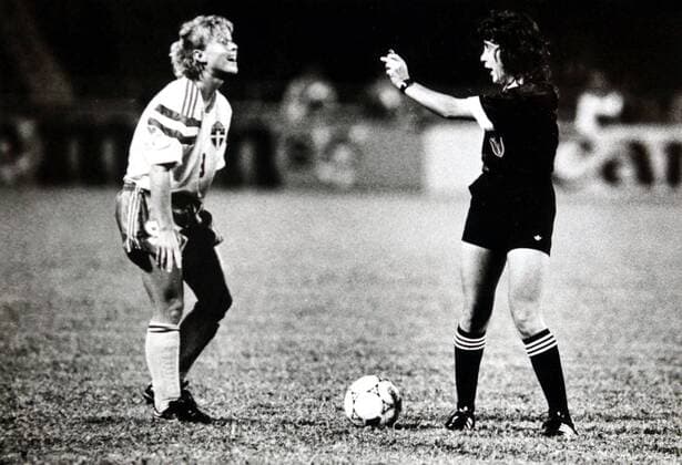 Helen Johansson of Sweden reacts to Brazilian referee Claudia Vasconcelos while competing against Germany during their third place match of the First Womens World Cup in Guangzhou city, Guangdong province, 29 November 1991. Sweden defeated Germany 4-0 and won the third place of the First FIFA Womens World Cup.  CFP02477301 o0 Wut 