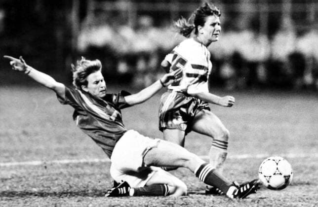 Helen Nilsson of Sweden, right, vies with a player of Germany during their third place match of the First Womens World Cup in Guangzhou city, Guangdong province, 29 November 1991. Sweden defeated Germany 4-0 and won the third place of the First FIFA Womens World Cup.  CFP02477316 
