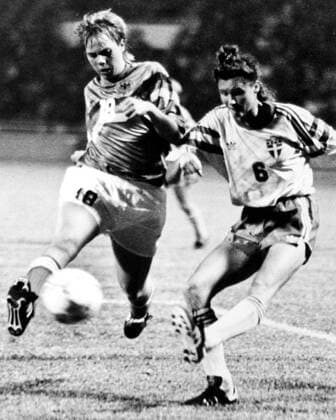 Malin Swedberg (6) of Sweden, right, vies with Michaela Kubat (18) of Germany during their third place match of the First Womens World Cup in Guangzhou city, Guangdong province, 29 November 1991. Sweden defeated Germany 4-0 and won the third place of the First FIFA Womens World Cup.  CFP02477321 