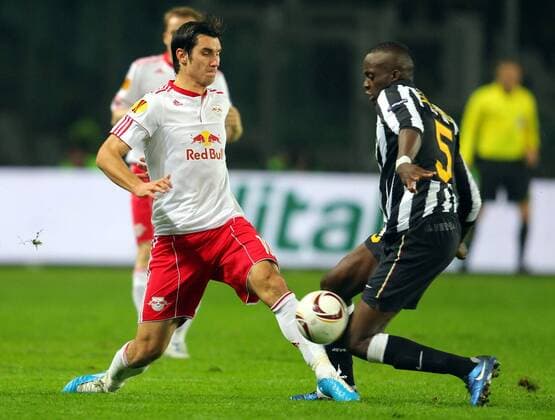 FUSSBALL - EL, Juventus vs RB TURIN,ITALIEN,04.NOV.10 - FUSSBALL - UEFA Europa League, Gruppenphase, Juventus Turin (schwarz) vs Red Bull (rotweiß) Salzburg. Bild zeigt Nikola Pokrivac (RBS) und Mohamed Sissoko (Juventus). 