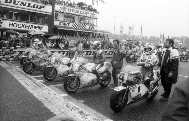 Erste Startreihe der 500 in Hockenheim 1985, v.re. Freddie Spencer (USA Honda), Eddie Lawson (USA Yamaha), Raymond Roche (Frankreich Yamaha), Christian Sarron (Frankreich Yamaha), Ron Haslam (England)