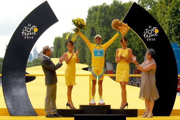 Alberto Contador (ESP Astana) - Gesamtsieger der Tour de France 2010 Tour of France 2010, 20. Etappe: Longjumeau - Paris Champs Elysees 102.5 km o0 Gesamtführung Gesamtführender Sieg, Sieger Gesamtsieg Jubel, Freude gelbes Trikot
