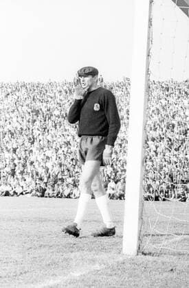 Torwart Petar Radi Radenkovic (1860) Fußball 1. BL Herren Saison 1965 1966, Karlsruher SC - TSV 1860 München 1:1, Karlsruhe, KSC Einzelbild Karlsruhe