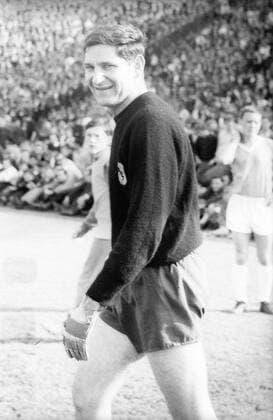 Torwart Petar Radi Radenkovic (1860) - Einmarsch Fußball 1. BL Herren Saison 1965 1966, Karlsruher SC - TSV 1860 München 1:1, Karlsruhe, KSC Einzelbild Karlsruhe