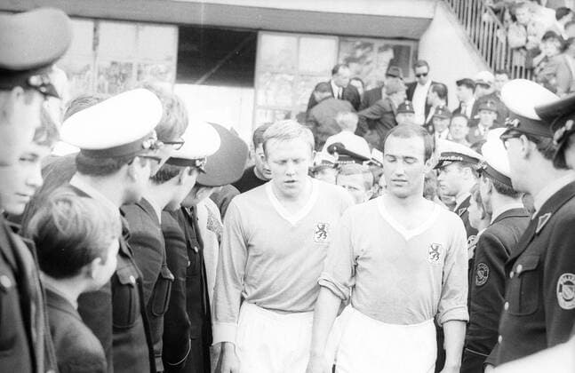 Hans Küppers (li.) und Hans Rebele (beide 1860) - Einmarsch Fußball 1. BL Herren Saison 1965 1966, Karlsruher SC - TSV 1860 München 1:1, Karlsruhe, KSC Gruppe Karlsruhe