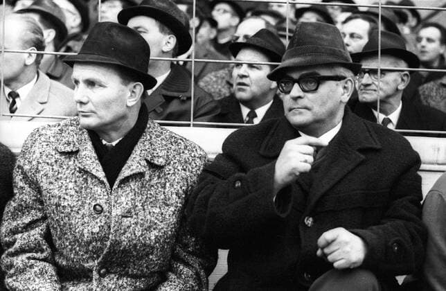 Trainer Gunther Baumann (li.) und Weber (beide 1860) Fußball 1. BL Herren Saison 1966 1967, TSV 1860 München - FC Schalke 04 0:2 Gruppe München