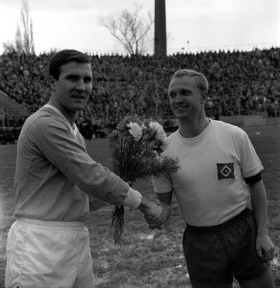Rudolf Brunnenmeier (1860, li.) und Gerhard Krug (HSV) Fußball 1. BL Herren Saison 1964 1965, TSV 1860 München - Hamburger SV 4:1, Hamburg, HSV Gruppe München Harmonie, Freude, Kameradschaft,