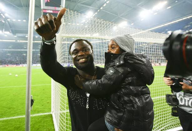 Ex-Schalker Gerald ASAMOAH (St.Pauli) verabschiedet sich mit Tochter Jada von den Anhängern - Gelsenkirchen, FC Schalke 04 (blau) - FC St.Pauli (braun) o0 Verabschiedung Familie privat Kind