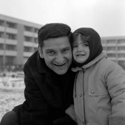 Torwart Petar Radi Radenkovic (TSV 1860 München) mit seiner Tochter Naols Fußball 1. BL Herren Saison 1968 1969, Fotoshooting Gruppe München