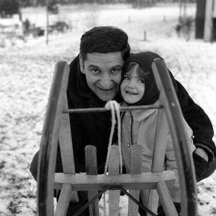 Torwart Petar Radi Radenkovic (TSV 1860 München) mit seiner Tochter Naols Fußball 1. BL Herren Saison 1968 1969, Fotoshooting Gruppe München
