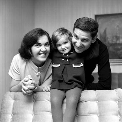 Torwart Petar Radi Radenkovic (TSV 1860 München) mit Frau Olga und Tochter Naols Fußball 1. BL Herren Saison 1968 1969, Fotoshooting, Fotostory, Homestory, privat, Gruppe München Freude,
