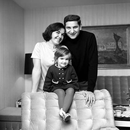 Torwart Petar Radi Radenkovic (TSV 1860 München) mit Frau Olga und Tochter Naols Fußball 1. BL Herren Saison 1968 1969, Fotoshooting, Fotostory, Homestory, privat, Gruppe München Freude,