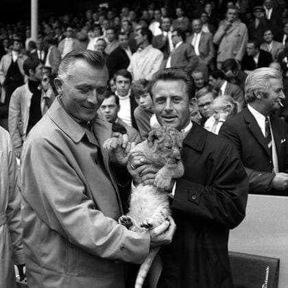 Technischer Direktor Kurt Krolopp (1860, li.) mit Löwenbaby Fußball 1. BL Herren Saison 1969 1970, Alemannia Aachen - TSV 1860 München 0:0 Gruppe Aachen Freude,