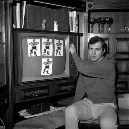 Franz Beckenbauer (BR Deutschland FC Bayern München) hat auf sein Fernsehgerät vier Bilder von Juanito, dem Maskottchen der WM 1970 in Mexiko, geklebt Fußball 1. BL Herren Saison 1969 1970, FC Bayern München, Fotoshooting, Fotostory, Homestory, privat Einzelbild München