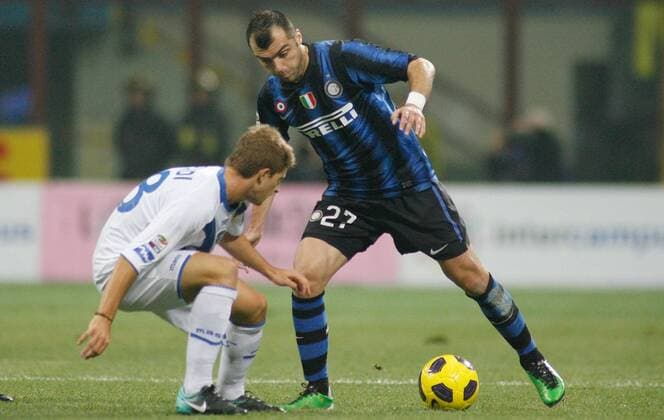 Inter Mailand - Brescia Calcio: Gaetano Berardi (Brescia, li.) gegen Goran Pandev (Inter) - 