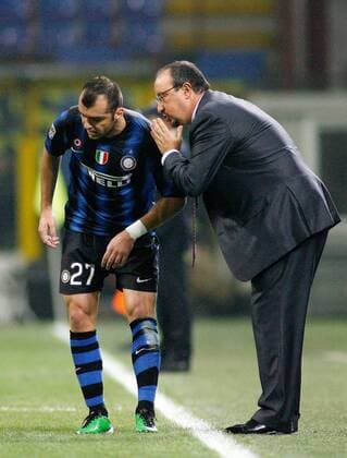 Inter Mailand - Brescia Calcio: Goran Pandev lauscht den Anweisungen von Trainer Rafael Benitez (beide Inter) - 