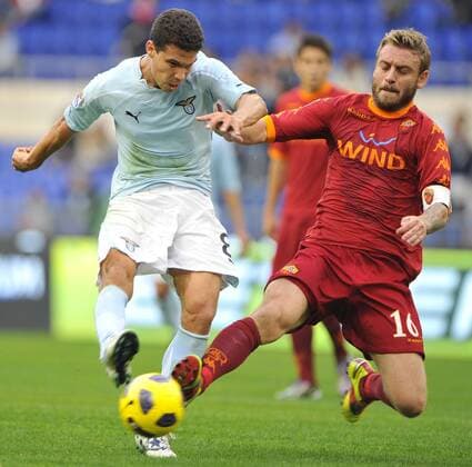Lazio Rom (blau) vs. AS Rom (rot) - Hernanes (li.) - Daniele De Rossi  o0 Derby